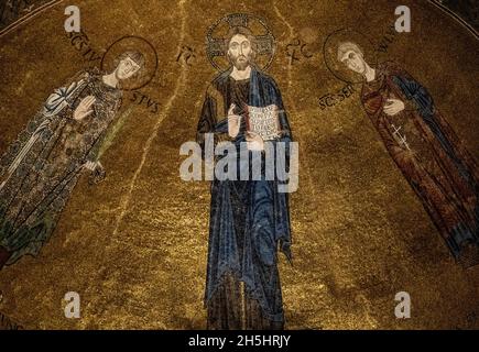 Byzantinisches Mosaik mit Jesus und Heiligen in der zentralen Apsis der Kathedrale St. Justus, Region Triest Friaul Julisch Venetien, Italien Stockfoto