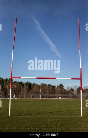 Beiträge auf einem Rugby-Feld, Eine perspektivische Ansicht der Rugby-Beiträge auf einem blauen Himmel Hintergrund Stockfoto