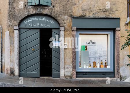 Eingang und Schaufenstergeschäft der Nardini-Destillerie, der ältesten Destillerie Italiens zur Herstellung von Grappa, Bassano del Grappa, Region Venetien, Italien Stockfoto