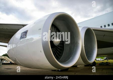 Zwillingsmotoren der Jumbo Jet-Film- und TV-Requisite Boeing 747 in Dunsfold. Früher bei British Airways als G-BDXJ. Gefälschter hinzugefügter Motor. Aces High Film Business Stockfoto