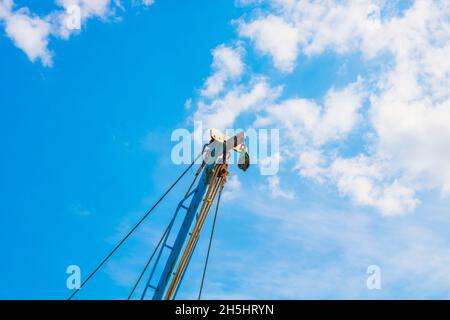 Riemenscheiben. Riemenscheiben eines Fischerbootes oder eines Fischereischiffes. Fischerei. Klarer Himmel-Hintergrund. Stockfoto