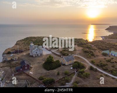 Luftdrohnenaufnahme des Sonnenuntergangs über dem Leuchtturm von Stora Karlso, Schweden Stockfoto