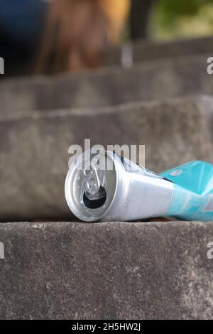 Gequetschte Aluminium Dose Energie oder süß kohlensäurehaltige Getränk auf der Treppe vertikale Foto. Stockfoto