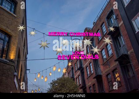 LONDON, Großbritannien - DEZEMBER, 01 2019: Die weihnachtliche Straßendekoration bei Seven Dials in der Gegend von Covent Garden zieht Tausende von Menschen während der festlichen Saison an Stockfoto