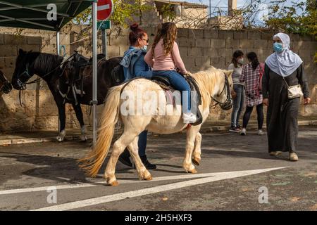 Porreres, Spanien; 31 2021. oktober: Alljährliche Herbstmesse in der mallorquinischen Stadt Porreres, die am 31. Oktober stattfindet. Unternehmen für Kinder Pony Fahrten gewidmet Stockfoto