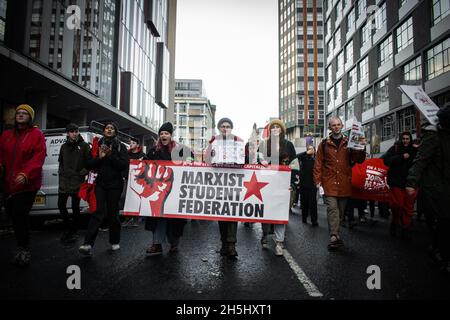 Eine Gruppe von Aktivisten der marxistischen Studentenföderation marschiert in den Klimamärschen der COP26 in Glasgow ein Stockfoto