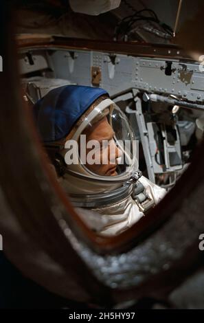 (11. November 1966) --- Astronaut Edwin E. Aldrin Jr., Pilot Gemini-12, wird in der Gemini-12-Sonde im weißen Raum auf Pad 19 gesehen und wartet auf die letzten Minuten des Pre-Relaunch-Countdowns. Astronaut James A. Lovell Jr. (außer Rahmen) ist der Kommandopilot. Der Start erfolgte um 3:46 Uhr (EST), am 11. November 1966 Stockfoto