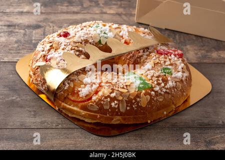 Spanischer typischer Epiphaniekuchen 'Roscon de Reyes' auf Holztisch Stockfoto