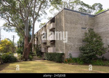 Ein flacher, flacher, 1962 erbauter, dreistufiger Backstein- und BREEZE-Block-Apartmentblock am Pacific Highway in Killara, New South Wales Stockfoto