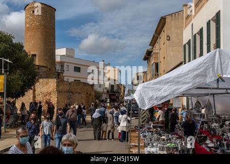 Porreres, Spanien; 31 2021. oktober: Alljährliche Herbstmesse in der mallorquinischen Stadt Porreres, die am 31. Oktober stattfindet. Küchengeräte stehen mit vielen Pfannen, Töpfen und Stockfoto