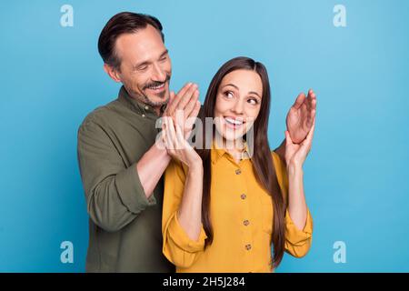 Portrait von Pretty Lady zufrieden Mann schauen sich gegenseitig toothy Lächeln haben gute Laune auf blauem Hintergrund isoliert Stockfoto