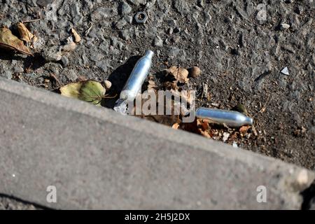 Gasflaschen für Lachgas oder Lachgas auf den Straßen von Canning Town, London, Großbritannien. Stockfoto