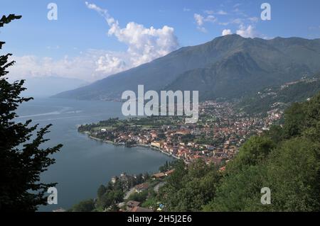 Neblige Ansicht von Domaso und Gravedona am Comer See von einem erhöhten Aussichtspunkt, Domaso, Italien Stockfoto