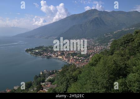 Neblige Ansicht von Domaso und Gravedona am Comer See von einem erhöhten Aussichtspunkt, Domaso, Italien Stockfoto