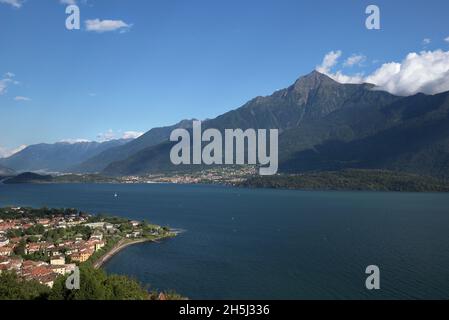 Blick auf das Dorf Domaso und den nördlichen Teil des Comer Sees mit warmem Abendlicht von einem erhöhten Aussichtspunkt, Italien Stockfoto
