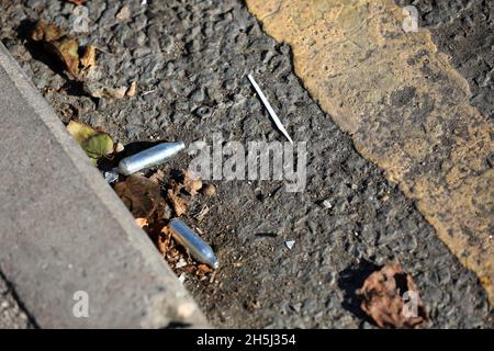 Gasflaschen für Lachgas oder Lachgas auf den Straßen von Canning Town, London, Großbritannien. Stockfoto