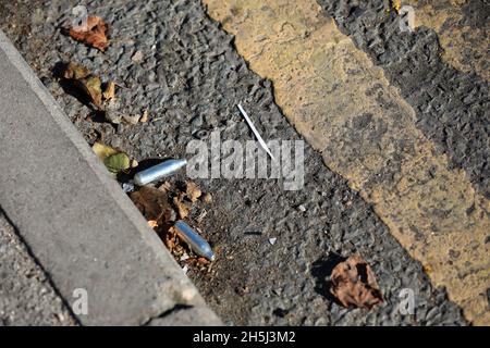 Gasflaschen für Lachgas oder Lachgas auf den Straßen von Canning Town, London, Großbritannien. Stockfoto