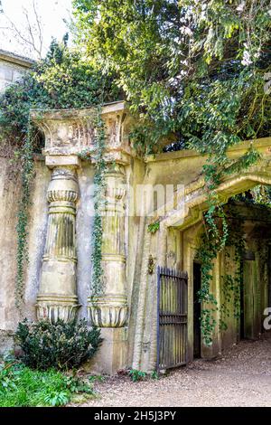 Pilasters mit Cavetto-Gesims an der Egyptian Avenue, Highgate Cemetery West, London, Großbritannien Stockfoto