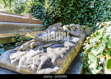 Grab von Mary Nichols mit einem Grabmal eines schlafenden Engels auf der Oberseite, Highgate Cemetery West, London, Großbritannien Stockfoto