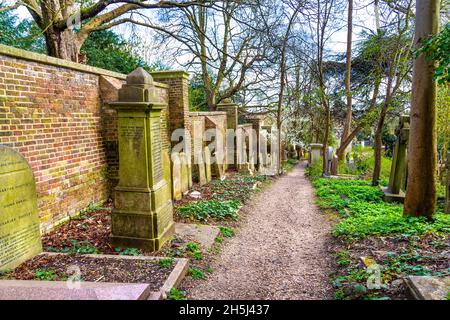 Pfad gesäumt von Gräbern auf Highgate Cemetery West, London, Großbritannien Stockfoto