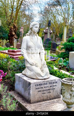 Skulptur einer Frau auf dem Grab von Caroline Tucker auf dem Highgate Cemetery East, North London, Großbritannien Stockfoto