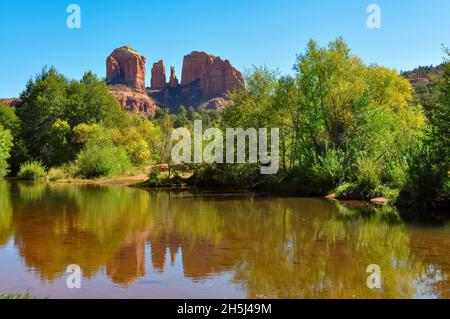 Blick über den Oak Creek Fluss im Red Rock State Park, Arizona, USA mit im Hintergrund die rote sandsteinbutte oder Gesteinsformation Stockfoto