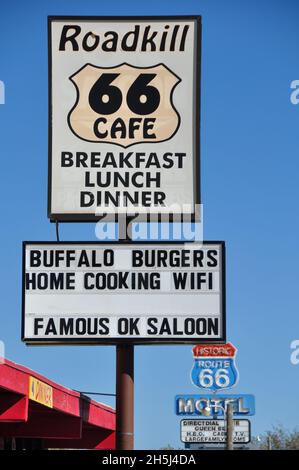 West Coast, USA-Oktober 2020: Blick aus der Nähe auf eine Reihe von Stangenschildern oder freistehenden Geschäftsschildern für Motel und Roadkill 66 Cafe entlang der berühmten Route 66 Stockfoto