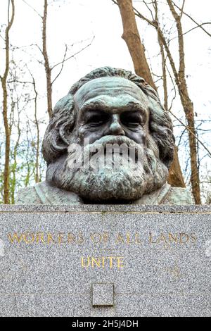 Büste von Karl Marx auf einem Sockel an seinem Grab mit der Aufschrift „Arbeiter aller Länder vereinen sich“, Highgate East Cemetery, London, Großbritannien Stockfoto