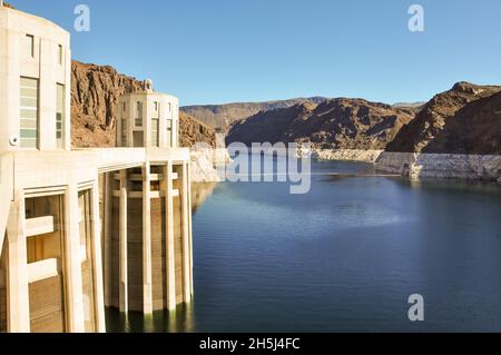 Blick auf die Wimpeltürme oder die Einlassstruktur vom Hoover-Staudamm an der Grenze zwischen Arizona und Nevada in den USA; ein Betonbogengravitationsdamm Stockfoto