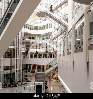 Kingston upon Thames London England Großbritannien November 5 2021, im Bentall Einkaufszentrum oder Einkaufszentrum in Kingston mit wenigen Käufern oder Menschen, die modern sind Stockfoto