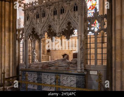 Marmorbild am Grab von Richard Durnford, Bischof von Chichester 1870-95, Chichester, Großbritannien. Mit Dank an den Dekan und das Kapitel der Chichester Kathedrale. Stockfoto