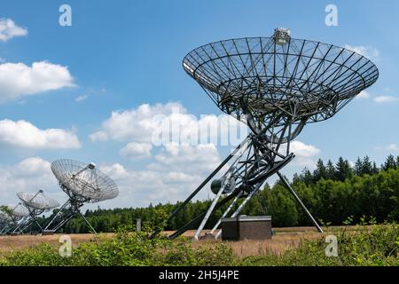 Westerbork, Niederlande-Juli 2021; Blick entlang des Westerbork Synthesis Radio Telescope (WSRT), das in linearer Anordnung eingesetzt wird Stockfoto