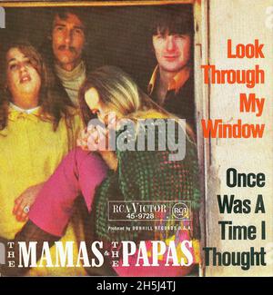 Vintage Single Album Cover - Mamas, The & The Papas - Look Through My Window - D - 1966 Stockfoto