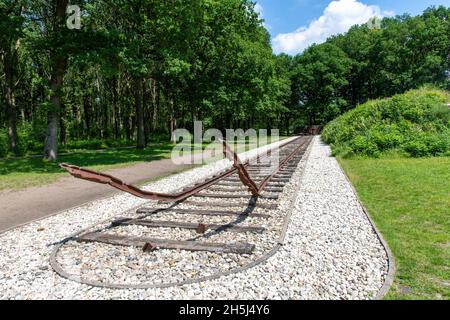 Westerbork, Niederlande-Juli 2021; Niederwinklige Ansicht einer kaputten Eisenbahnstrecke, die als Denkmal für die Deportation von Juden und Zigeunern vom Boden gerissen wurde Stockfoto