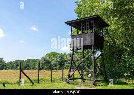 Westerbork, Niederlande-Juli 2021; Blick auf einen der Wachtürme im Monument Transit Camp Westerbork und Stacheldrahtzaun, jetzt Monument Stockfoto