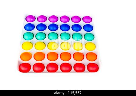 Draufsicht auf Sensory Anti-Stress-Spielzeug Pop it Fidget Spielzeug bunt, auf weißem Hintergrund. Speicherplatz kopieren Stockfoto
