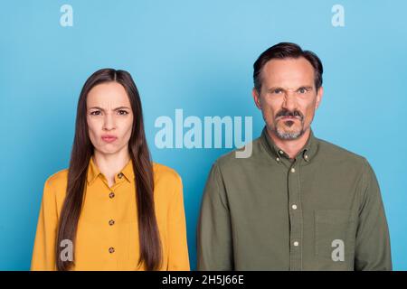 Foto von unglücklich verärgert wütend Mann und Frau traurig Konflikt schlechte Stimmung Wut auf blauem Hintergrund isoliert Stockfoto