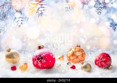 Weihnachtskugeln Auf Weiß - Ornamente Im Abstrakten Defokussten Hintergrund Stockfoto