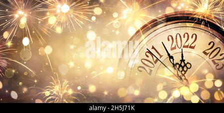 2022 Neujahr - Uhr Und Feuerwerk - Countdown Bis Mitternacht - Golden Abstract Unschärfe-Hintergrund Stockfoto