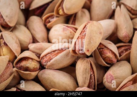 Nahaufnahme von Pistazien in Shell-Hintergrundtextur Stockfoto