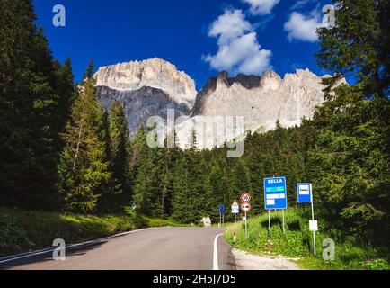 Panoramastraße zum Sellapass in den Dolomiten, Südtirol (Südtirol, Südtirol), Italien, mit hoher Felswand der Sellagruppe im Hintergrund Stockfoto