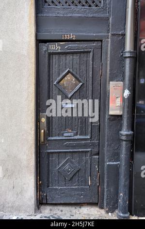 New York City, NY, USA-September 2015; Nahaufnahme der alten Holztür in der 133 1/2 West 3rd Street in Greenwich Village Stockfoto