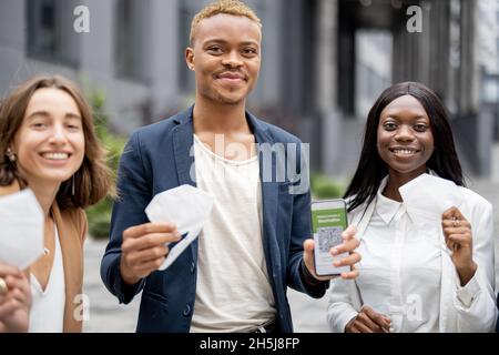 Das Business-Team nimmt medizinische Masken ab und spricht Stockfoto