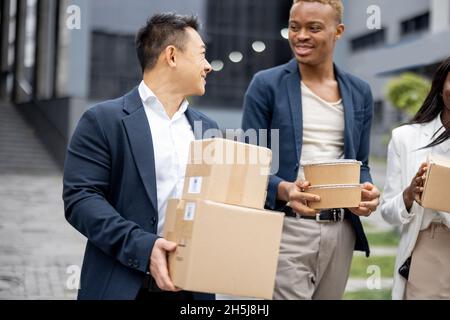 Businessdampf mit Paketen und Essen zu Fuß in der Stadt Stockfoto