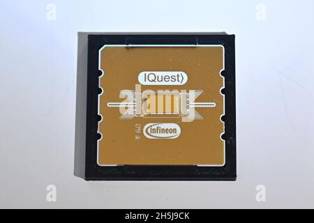 Neubiberg. November 2021. Iquest Qantum Prozessor, Materialaufnahme. Jahrespressekonferenz DER INFINEON Technologies AG am 10. November 2021 in Neubiberg. Kredit: dpa/Alamy Live Nachrichten Stockfoto