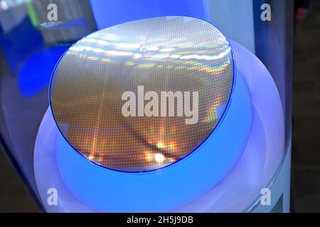 Neubiberg. November 2021. 30 cm Wellenlänge, Materialaufnahme. Jahrespressekonferenz DER INFINEON Technologies AG am 10. November 2021 in Neubiberg. Kredit: dpa/Alamy Live Nachrichten Stockfoto