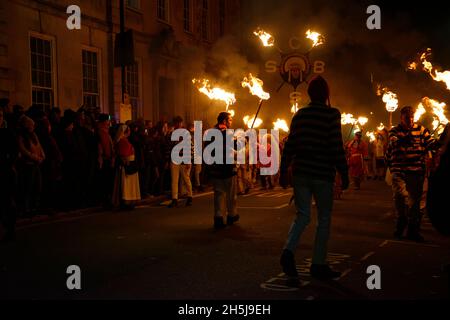 Lewes Bonfire Night Celebrations 2021 in Lewes High Street, East Sussex, England. Stockfoto