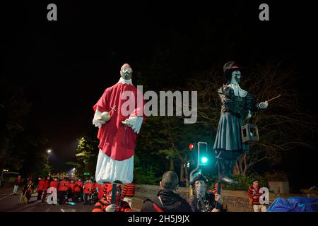 Lewes Bonfire Night Celebrations 2021 in Lewes High Street, East Sussex, England. Der Papst und Guy Fawkes. Stockfoto