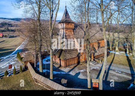 Debno, Polen. Mittelalterliche gotische Kirche des Heiligen Erzengels Michael, im 15. Jahrhundert erbaut, noch aktiv, mit der ältesten Holz polychrome in Stockfoto
