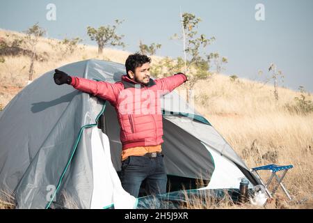 Reisende, die morgens aus dem Zelt auf dem Berg aufwachen - Konzept der Alleinreise, Wanderer während der Ferien und im Urlaub Stockfoto